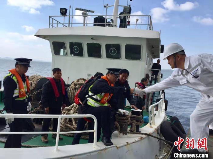 Shanghai-built heavy drilling platform departs for the Persian Gulf